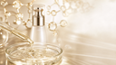 Pipetta di vetro che rilascia siero alla niacinamide, macro scientifica Chrissie Cosmetics