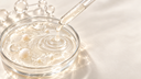 Macro scientifica: capsula Petri con gel avorio traslucido, pipetta di vetro che rilascia una goccia e sfere sospese, simbolo del D-Pantenolo lenitivo, Chrissie Cosmetics