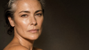 Ritratto di donna over 50 con pelle luminosa e linee di espressione naturali, Chrissie Cosmetics