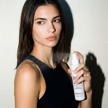 SPF20 High Protection Invisible Spray - protezione solare corpo Chrissie Cosmetics dettaglio ambientato